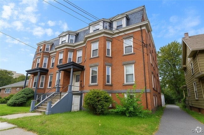Building Photo - 1105 E Genesee St Rental