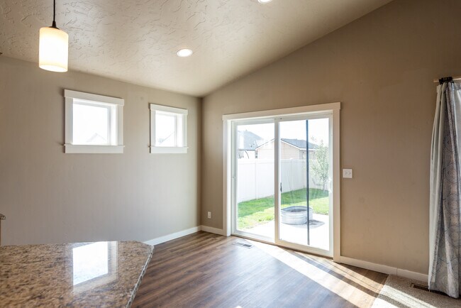 Photo - 2803 Tamarack St