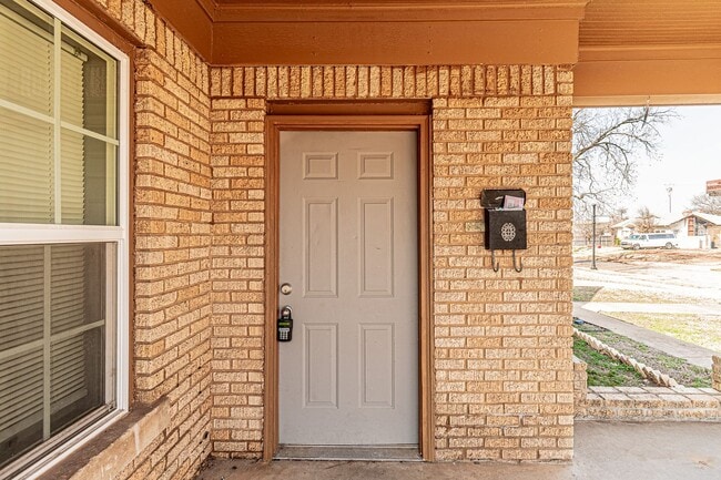 Photo - 2 Bed 1 Bath Duplex in NE OKC