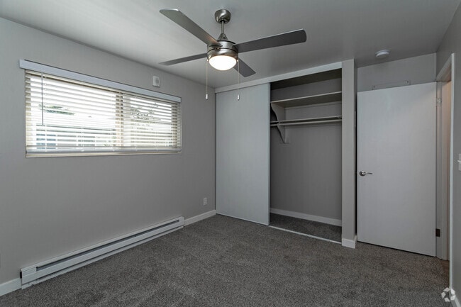 2BR, 2BA - 1,050SF