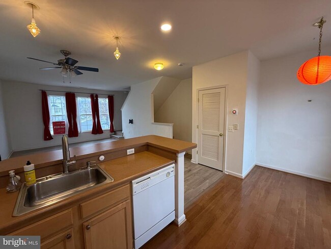 Photo - 23004 Fontwell Square