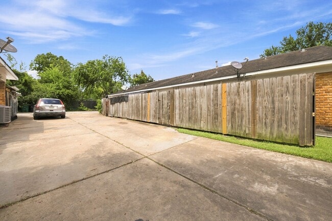 Photo - 5806 Clarewood Dr