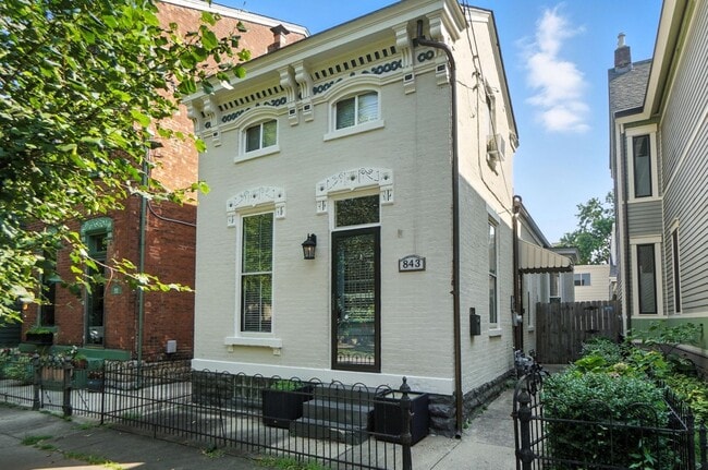 Building Photo - Two Bedroom in Newport! Rental