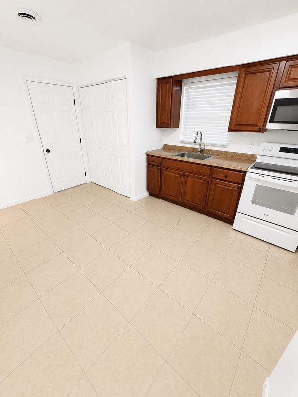 1712-1712 NE 71ST PLACE