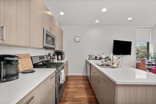 Photo - 650 N Green St Unit 04b