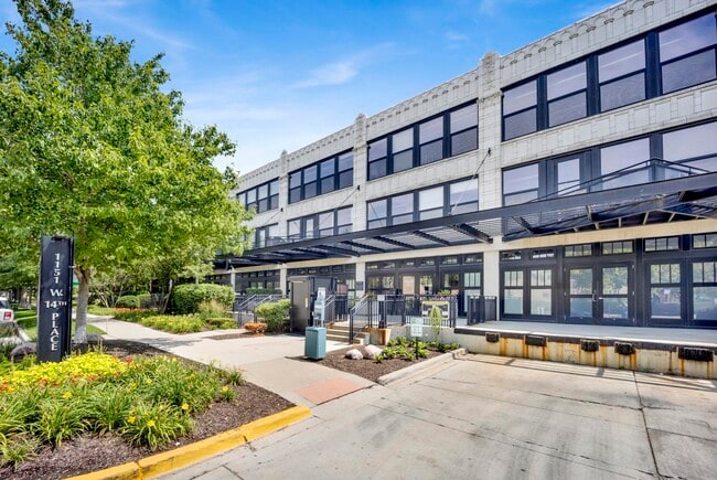 Building Photo - 1151 W 14th Pl Unit 205