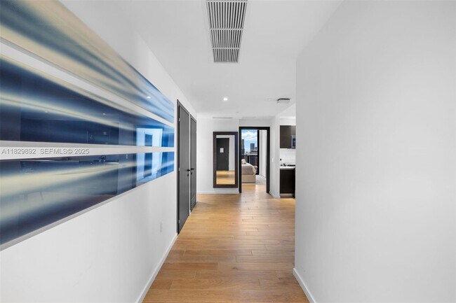 Building Photo - 398 NE 5th St Unit 4418