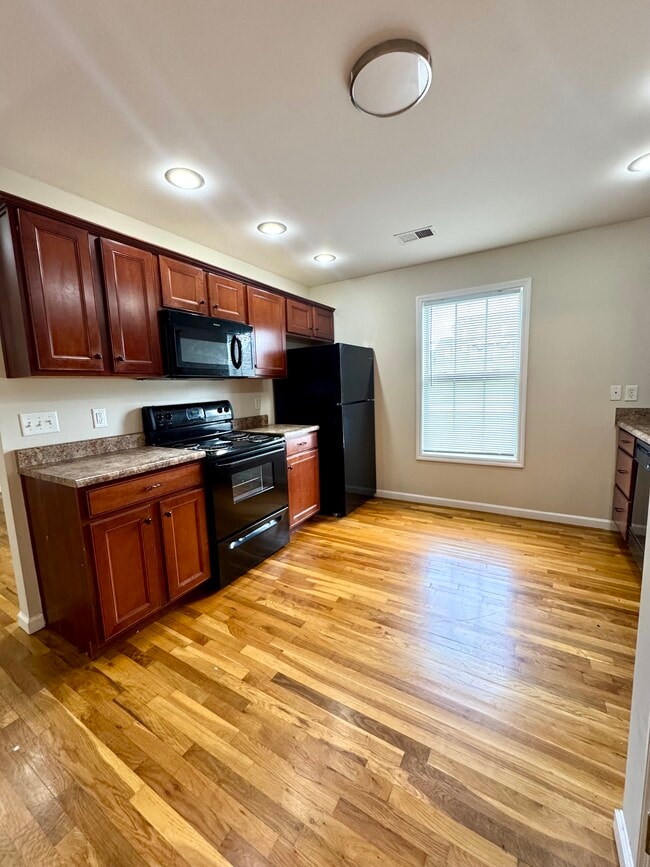 Photo - 641 Hampton Way