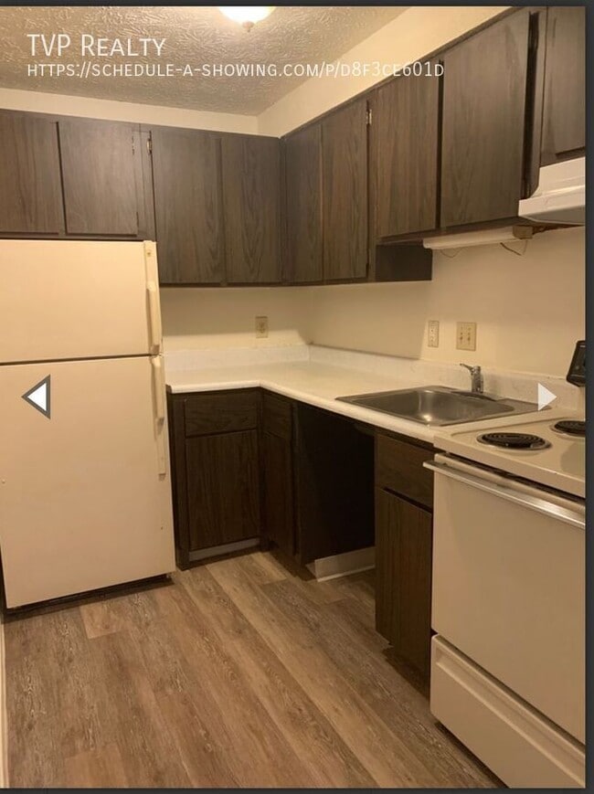 Photo - 1454 W River Rd N