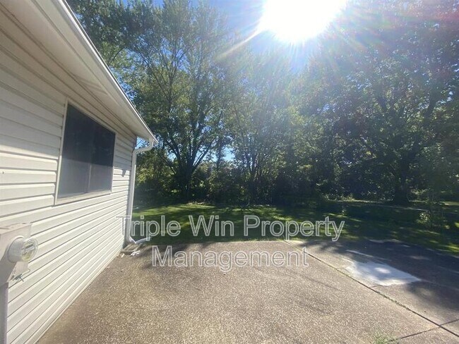 Photo - 2372 Rockymont Dr