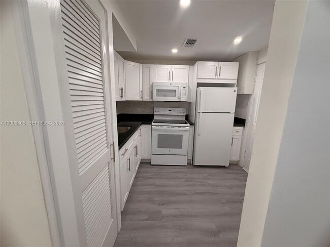 Building Photo - 20111 NE 27th Ct Unit K109