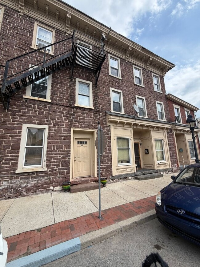 Building Photo - 49 N Main St Unit 3