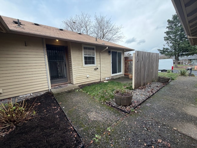 Photo - 2006-2008-2008 NE 33rd St Unidad 2006