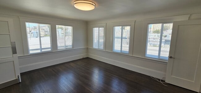 Building Photo - 1927-1929-1929 Grove St Unit 1927-A