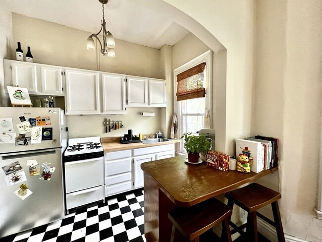Building Photo - 106 Magazine St Unit 2