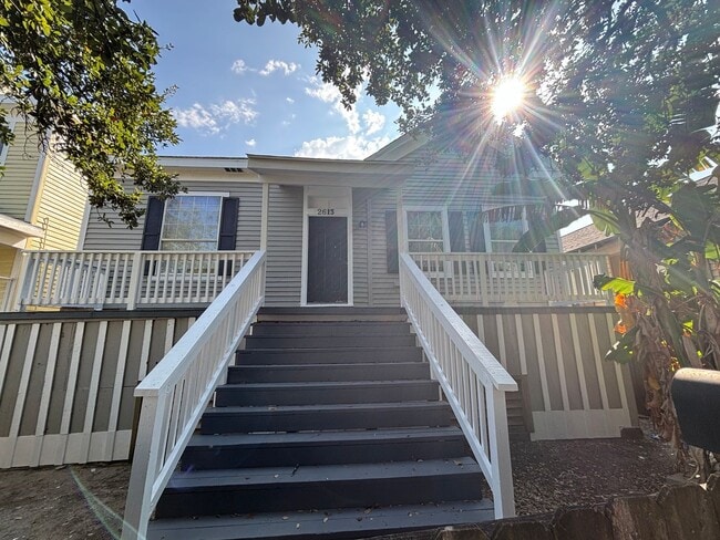 Building Photo - Lovely 4 Bedroom 2 Bathroom Home