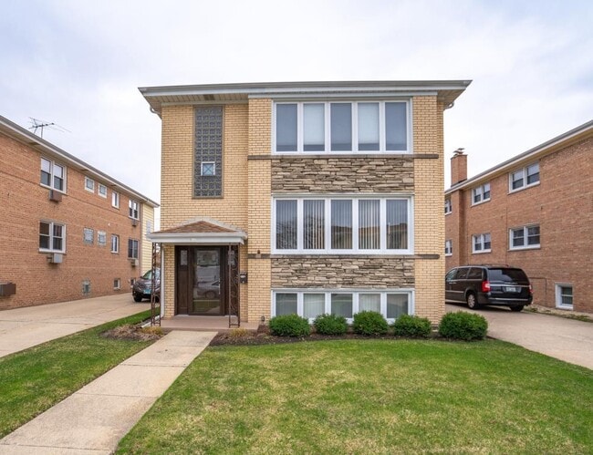 Building Photo - 8465 W Berwyn Ave Unit 1