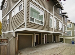 Building Photo - Lovely 2 Bedroom Townhouse in Magnolia.