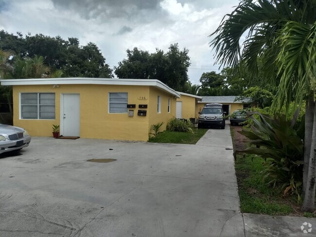 Building Photo - 706 SW 4th Ter Unit 4 Rental