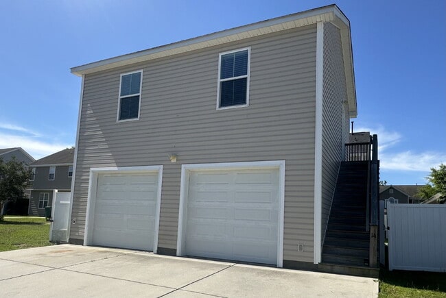 Building Photo - One Bedroom Furnished Garage Apartment in Bluffton Park!