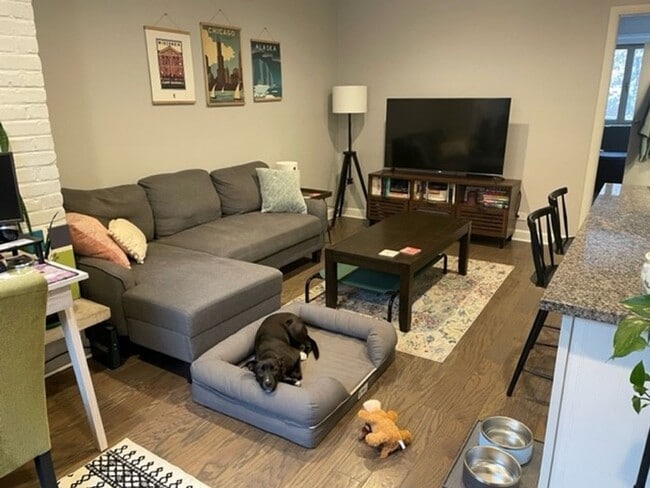 Building Photo - 665 W Melrose St Unit 2E