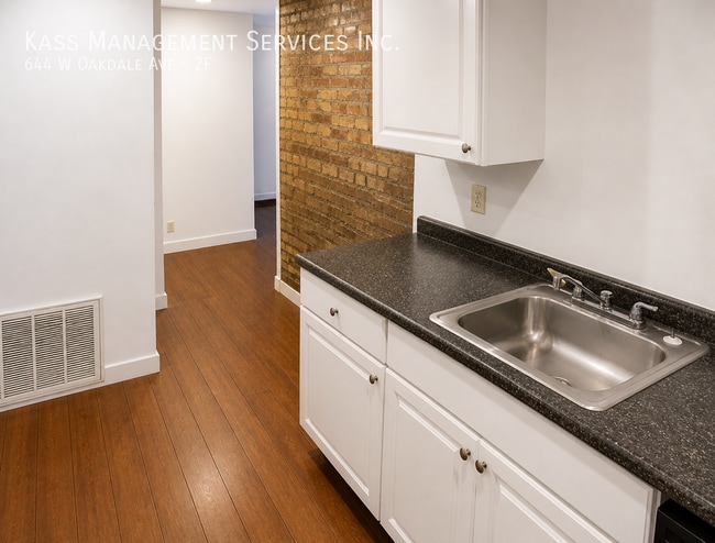 Photo - 644 W Oakdale Ave Unit 2F