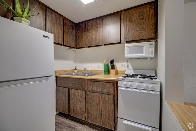 1HAB, 1BA - 550&nbsp;ft² - La Petite Chateau Apartments