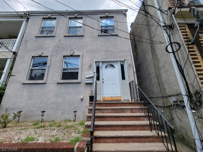 Building Photo - 11 Cutler St Rental