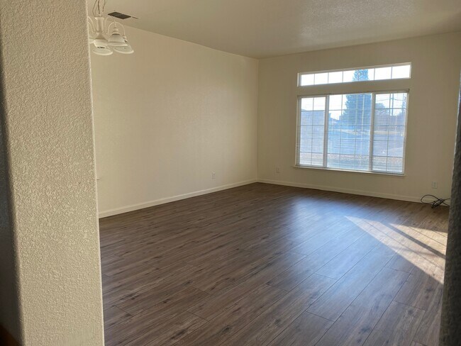 Photo - 1683 Shay Way