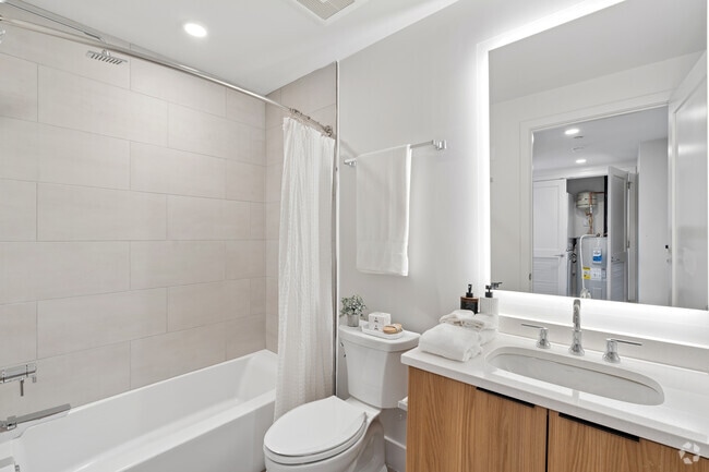 2BR, 2BA - 805SF - Bathroom