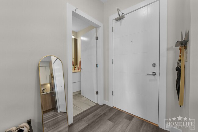 Bright & Modern 1 Bed 1 Bath Condo with Treetop Views