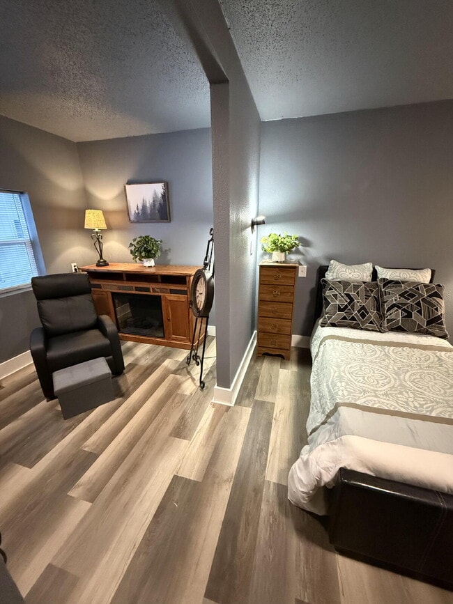 Photo - 208 6th Ave SW