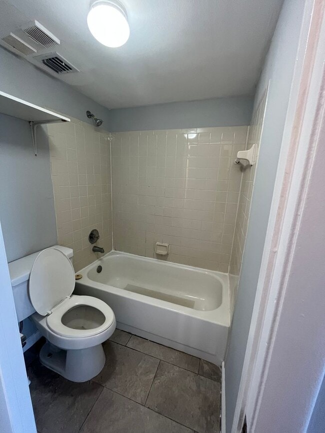 ONE BEDROOM ONE BATHROOM! WATERFRONT COMMU... - ONE BEDROOM ONE BATHROOM! WATERFRONT COMMU... Unit 22