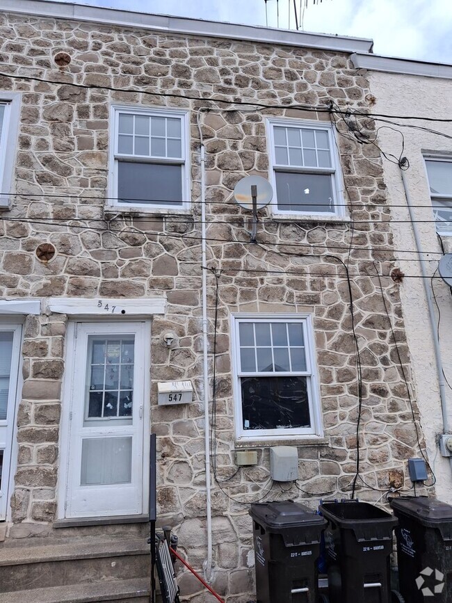 Building Photo - Charming row home in Norristown, voucher h...