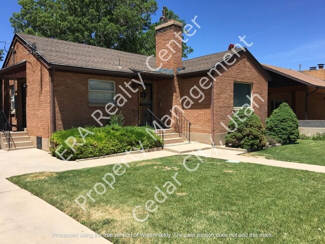 Building Photo - 4 bed - 2 bath Charming single family home walking distance to everything!
