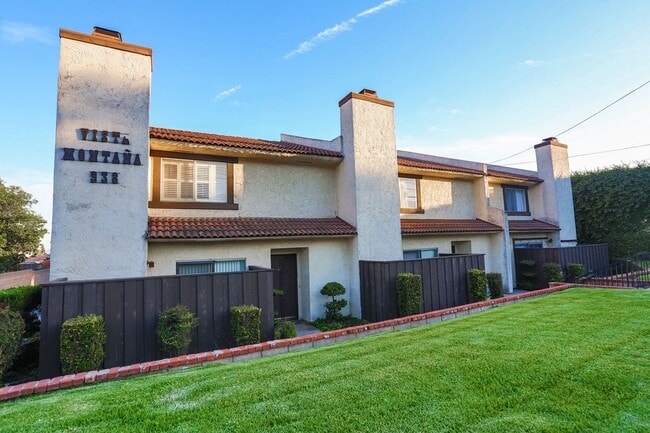 Building Photo - >>>>> TWO BEDROOM 1.5 BATHS TOWN-HOME STYL...