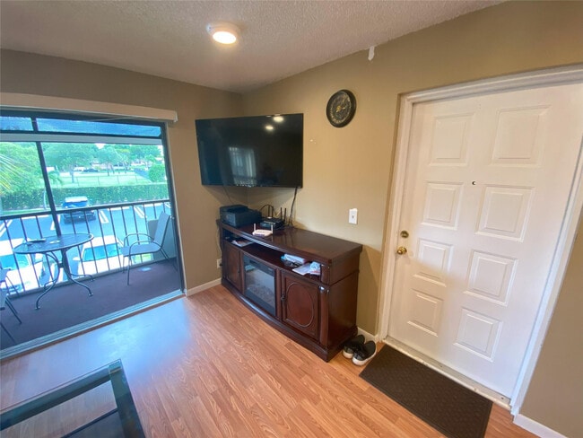 Photo - 821 Sky Pine Way Unidad B2