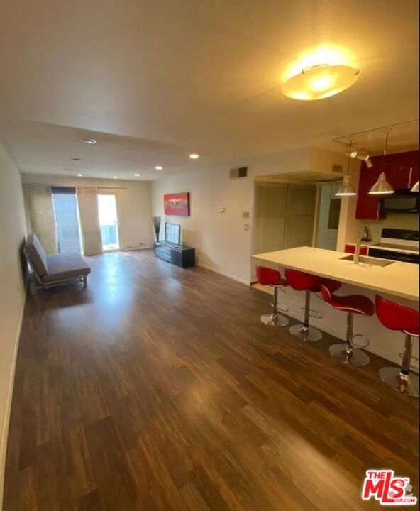 Building Photo - 5257 Radford Ave Unit 309 Rental
