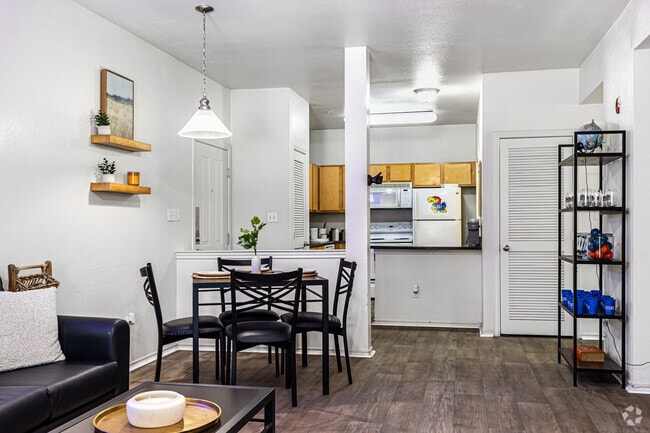 4HAB, 4BA - 1481SF - Comedor - The Quarters Lawrence