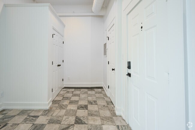 1BR, 1BA - 810SF