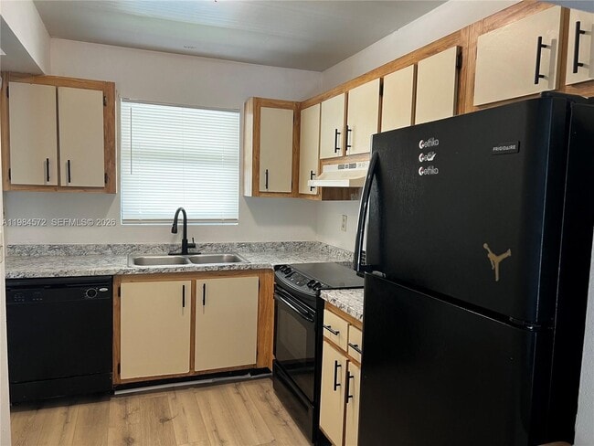 Building Photo - 6001 Shaker Wood Cir Unit 204