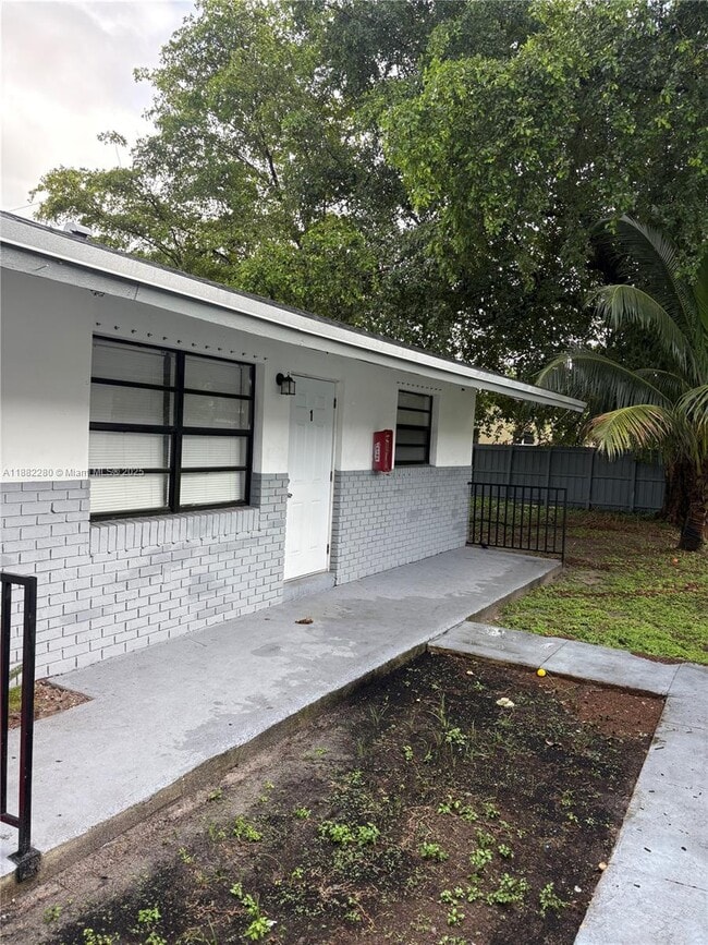 Building Photo - 4100 SW 19th St Unit 1 Rental