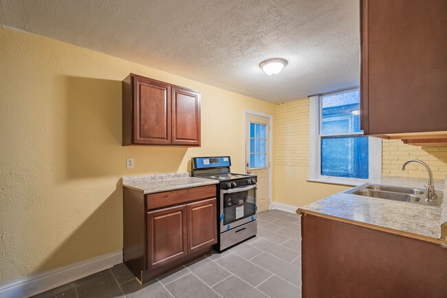 Photo - 435 N Graham St