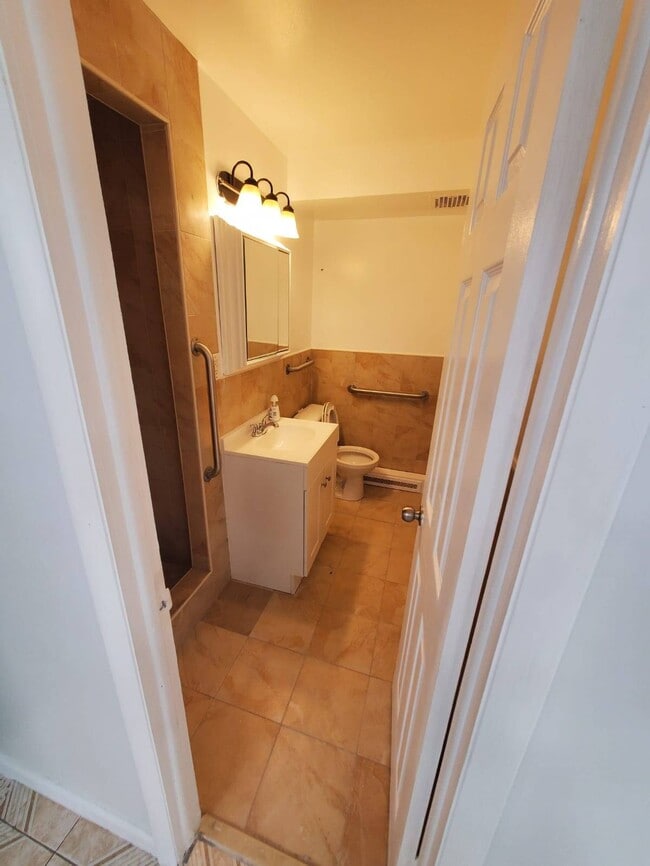 Photo - 10-20 Bay 32 St