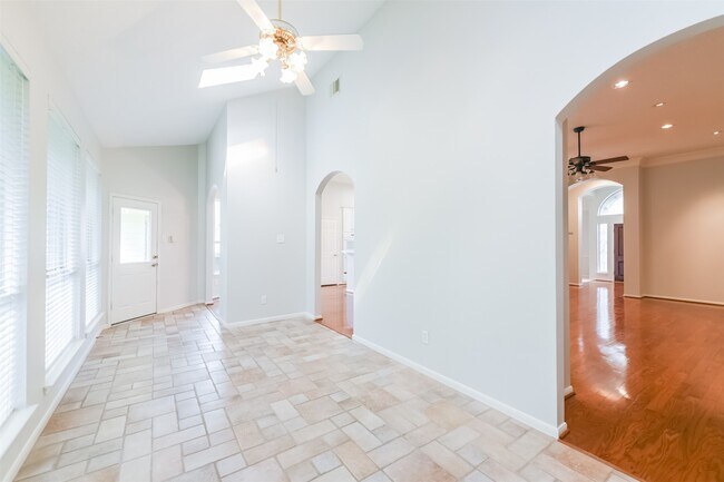 Building Photo - 14610 Farrawood Dr