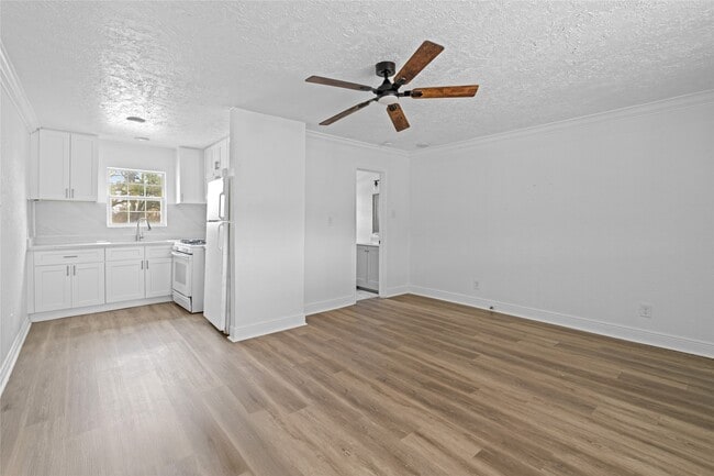 Building Photo - 923 Knight St