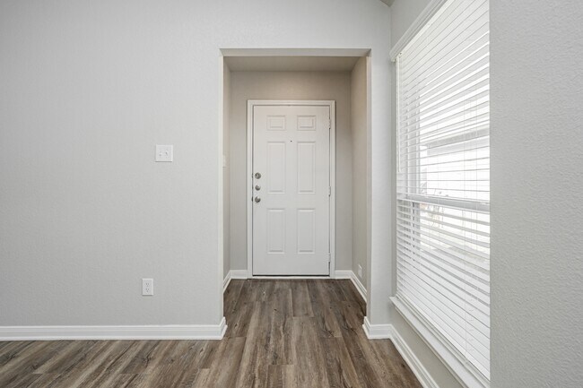 Photo - 517 Fallbrook Dr