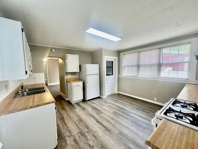 Photo - 912 N Madison St Unit 1 (lower)
