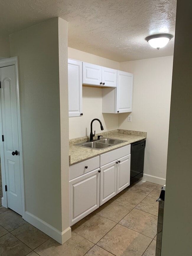 Photo - HAS IT ALL!  One Bedroom Condo; Murray; /Garage & Pool