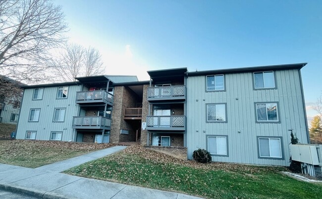 Building Photo - 884 Newport Terrace